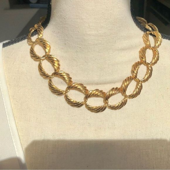 Napier 19” gold tone rib-groove-etched link signed w/Pat #4,774,743 - Picture 7 of 8